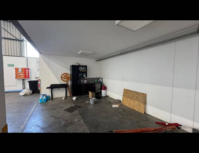 501M² WAREHOUSE TO LET IN LONGLAKE